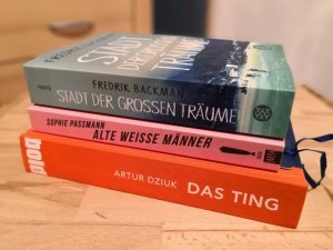 Meine Errungenschaften: »Stadt der großen Träume« von Fredrik Backman, »Alte weiße Männer« von Sophie Passmann und »Das Ting« von Artur Dziuk Meine Errungenschaften: »Stadt der großen Träume« von Fredrik Backman, »Alte weiße Männer« von Sophie Passmann und »Das Ting« von Artur Dziuk